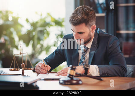 Rechtsanwalt oder Anwalt arbeiten im Büro. Recht und Gerechtigkeit Konzept Stockfoto