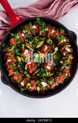 Gebratene Aubergine Auflauf mit Frikadellen und Tomatensauce in eine eiserne Pfanne. Stockfoto