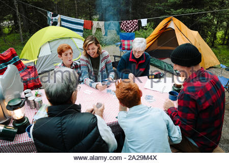 Multi-Generation, Familie Karten für Camping Picknick Tisch