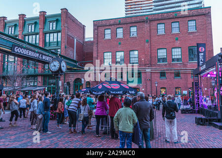 Distillery Stadt, Toronto, Kanada - Die Fußgängerzone Distillery District, im malerischen Gebäude aus dem 19. Jahrhundert, das einst einen großen brennerei untergebracht eingestellt Stockfoto