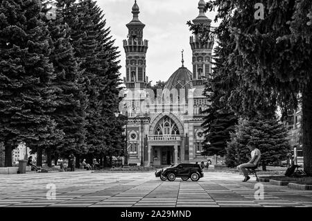 Wladikawkas, Russland - 07 18 2019 - Junge Unternehmer mit ein paar Kinder Elektroautos warten auf einen Client vor sunnitischen Moschee Mukhtarov Stockfoto