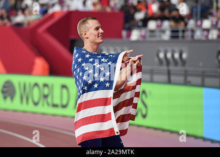 DOHA, Katar. 01 Okt, 2019. Sam Kendricks der USA feiert, nachdem die Männer Stabhochsprung Final bei Tag 5 der IAAF Leichtathletik WM - Doha 2019 bei Khalifa International Stadium am Dienstag, Oktober 01, 2019 in Doha, Katar gewonnen. Credit: Taka G Wu/Alamy leben Nachrichten Stockfoto