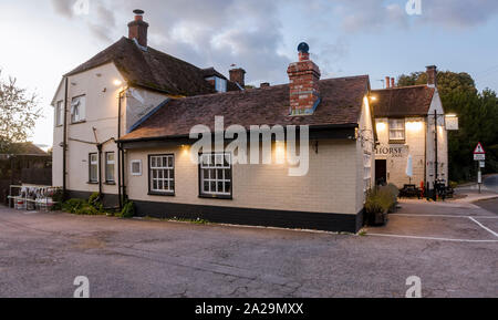 Die typisch englischen Pub, Restaurant am Straßenrand bei Sonnenuntergang, Dorset, Großbritannien. Stockfoto