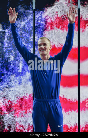 DOHA, Katar. 01 Okt, 2019. Sam Kendricks der USA an die Athleten Präsentation für die MenÕs Stabhochsprung Final bei Tag 5 der IAAF Leichtathletik WM - Doha 2019 bei Khalifa International Stadium am Dienstag, Oktober 01, 2019 in Doha, Katar. Credit: Taka G Wu/Alamy leben Nachrichten Stockfoto