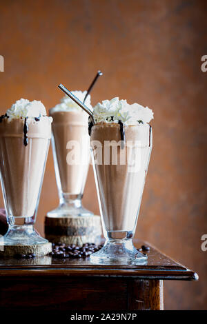 Hausgemachte Mokka Frappe mit Schlagsahne und Schokoladensauce. Stockfoto