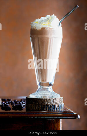 Hausgemachte Mokka Frappe mit Schlagsahne und Schokoladensauce. Stockfoto