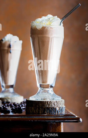 Hausgemachte Mokka Frappe mit Schlagsahne und Schokoladensauce. Stockfoto