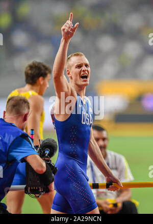 DOHA, Katar. 01 Okt, 2019. Sam Kendricks der USA feiert nach dem Gewinn der MenÕs Stabhochsprung Final bei Tag 5 der IAAF Leichtathletik WM - Doha 2019 bei Khalifa International Stadium am Dienstag, Oktober 01, 2019 in Doha, Katar. Credit: Taka G Wu/Alamy leben Nachrichten Stockfoto