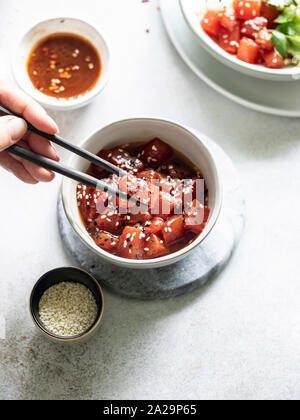 Sauteed Wassermelone poke Schüssel mit Reis, Gurken serviert und gekeimt adzuki, Linsen und Bohnen Stockfoto