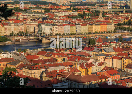 Panoramablick aus Sicht Petrin Hügel über die Dächer von Prag, im Stadtviertel Mala Strana mit Moldau und Straßen, Brücken und Häuser am Ufer in Stockfoto