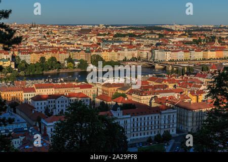 Blick vom Aussichtspunkt Petrin Hügel über die Dächer von Prag im Stadtteil Kleinseite mit der Moldau und Straßen, Brücken und Häuser auf der shor Stockfoto