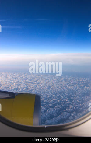 Blick auf das Meer der Wolken von einem kommerziellen Passagierflugzeug Stockfoto