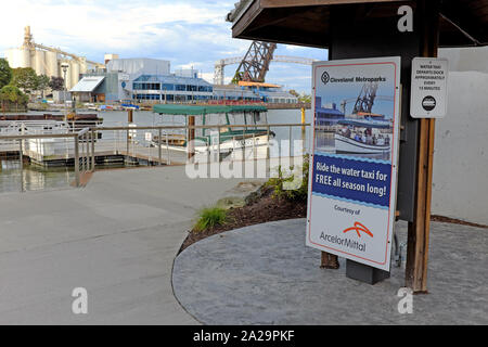 Cleveland Metroparks Water Taxi Station an der East Bank der Cleveland Ohio Flats mit kostenlosem Transport über den Cuyahoga River. Stockfoto