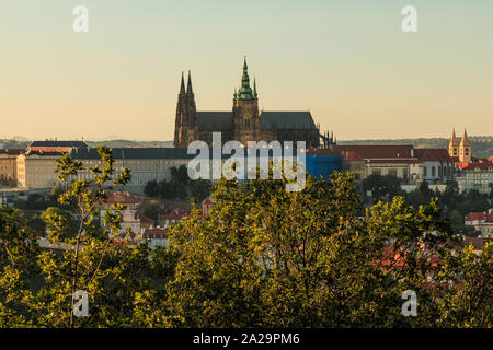 Panoramablick auf die Prager Burg mit dem St.Veits Dom über die Dächer der Stadtteil Mala Strana aus der Sicht Petrin an einem sonnigen Tag und an Stockfoto