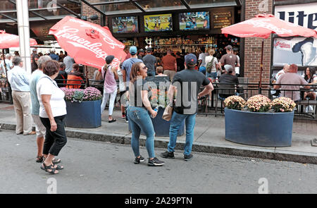 Osten Fourth Street in der Innenstadt von Cleveland, Ohio, USA ist ein Fußgänger-Durchgangsstraße, die im Sommer zu einem Mekka für Einheimische und Besucher. Stockfoto