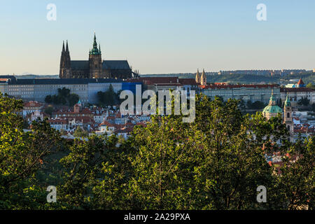 Panoramablick auf die Prager Burg mit dem Veitsdom über den Dächern der Stadtteil Mala Strana aus der Sicht Petrin mit blauem Himmel ein Stockfoto