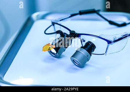 Dental Medical Gläser mit Fernglas Linsen, in der Zahnheilkunde Klinik. Zahnarzt Brille oder zahnmedizinische Optik auf einem echten medizinischen Labor. Moderne Technologie equ Stockfoto