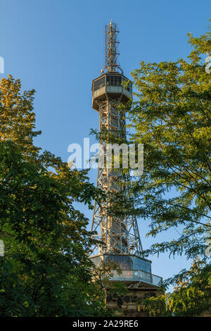 Alte stahl Fernsehturm in Prag auf den Petrin Hügel im Stadtteil Kleinseite mit Aussichtsplattform mit blauem Himmel und Sonnenschein auch im Sommer Stockfoto