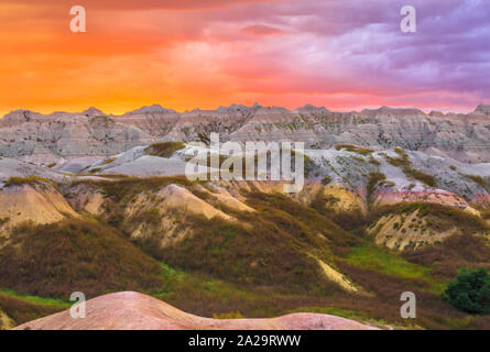 Sonnenuntergang über Badlands in der gelben Hügel Bereich der Badlands National Park in der Nähe der Wand, South Dakota Stockfoto