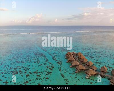 MOOREA, FRANZÖSISCH POLYNESIEN-30 Nov 2018 - Luftbild von Overwater Bungalow Villen mit Strohdach im Moorea Lagoon in Französisch-polynesien im Hi Stockfoto