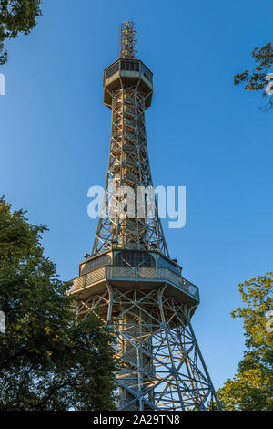 Alte Petrin radio Turm aus Stahl in Prag auf den Petrin Hügel im Stadtteil Kleinseite mit Aussichtsplattform im Sonnenschein und blauem Himmel ein Stockfoto