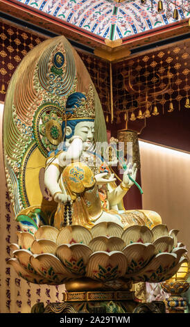 Singapur - März 22, 2019: Buddha Zahns Tempel in Chinatown. Seite Nahaufnahme des Buddha auf Lotus an seinem Altar. Stockfoto