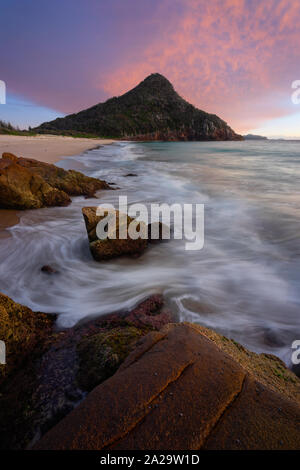 Mt Tomaree von Zenith Strand bei Sonnenaufgang, Port Stephens, New South Wales, Australien Stockfoto