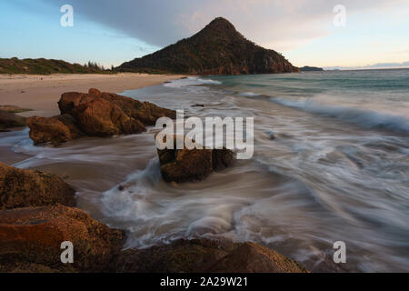 Mt Tomaree von Zenith Strand bei Sonnenaufgang, Port Stephens, New South Wales, Australien Stockfoto