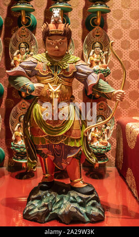 Singapur - März 22, 2019: Buddha Zahns Tempel in Chinatown. Heftige suchen und farbenfroh mehrfarbig bemalte Statue des Guardian, der Ritter, und p Stockfoto