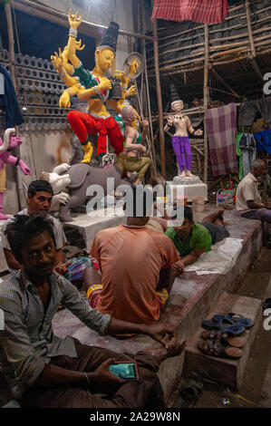 Kolkata, Indien. 28 Sep, 2019. Verschiedene Momente von Durga Idol und Transport zu machen Shift pandal (Foto durch Amlan Biswas/Pacific Press) Quelle: Pacific Press Agency/Alamy leben Nachrichten Stockfoto