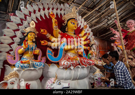 Kolkata, Indien. 28 Sep, 2019. Verschiedene Momente von Durga Idol und Transport zu machen Shift pandal (Foto durch Amlan Biswas/Pacific Press) Quelle: Pacific Press Agency/Alamy leben Nachrichten Stockfoto