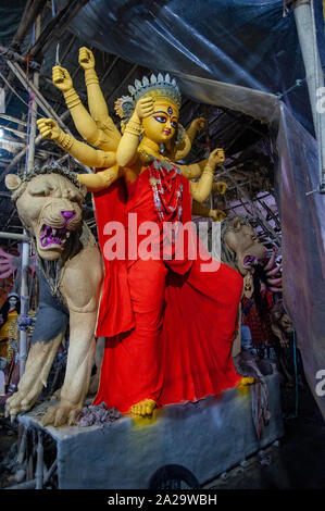 Kolkata, Indien. 28 Sep, 2019. Verschiedene Momente von Durga Idol und Transport zu machen Shift pandal (Foto durch Amlan Biswas/Pacific Press) Quelle: Pacific Press Agency/Alamy leben Nachrichten Stockfoto