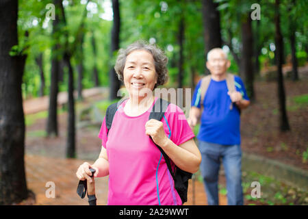 Asiatische senior Paar Wandern auf dem Forest Park Stockfoto