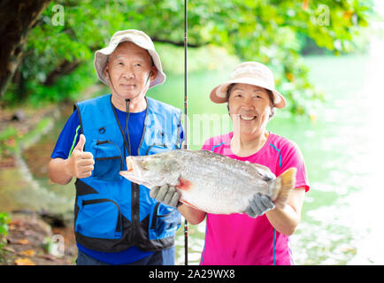 Gerne älteres Paar Angeln am See Stockfoto