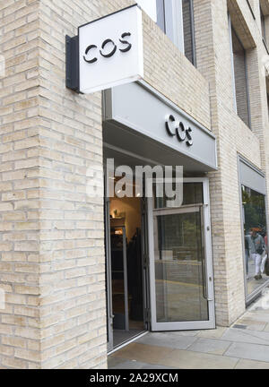 London, Großbritannien. 26 Sep, 2019. COS Kleidung Shop und Logo in der Nähe der Liverpool Street Station gesehen. Credit: Petra Figueroa/SOPA Images/ZUMA Draht/Alamy leben Nachrichten Stockfoto