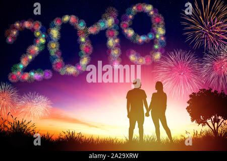 Junges Paar stehen und wir das Feuerwerk für 2019 Jahr Stockfoto
