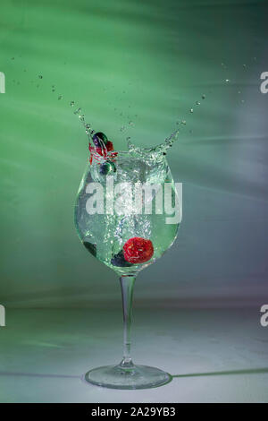 Erdbeeren im Glas Wasser Stockfoto