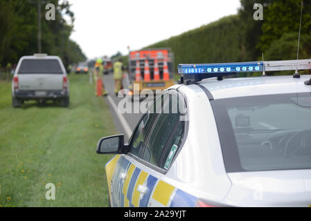 CHRISTCHURCH, NEUSEELAND, Dezember 14, 2018: Ein Polizei Auto wartet am Straßenrand in der Nähe von einem Unfall des Fahrzeugs Stockfoto