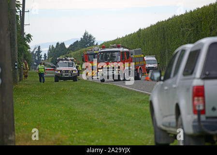 CHRISTCHURCH, NEUSEELAND, 14. Dezember 2018: Die Feuerwehr und Polizei warten am Straßenrand in der Nähe von einem Unfall des Fahrzeugs Stockfoto