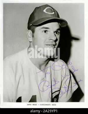 Handsignierte Bild von Pete Rose mit den Cincinnati Reds. Stockfoto