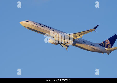 Eine Boeing 737 der United Airlines startete vom Flughafen Los Angeles in Südkalifornien. Stockfoto