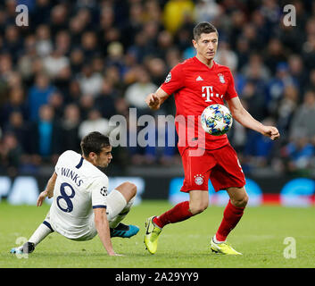 London, Großbritannien. 1. Okt, 2019. Bayern München Robert Lewandowski (R) Mias mit Tottenham Hotspurs 'Harry Winks während der UEFA Champions League Gruppe B Übereinstimmung zwischen den Tottenham Hotspur und dem FC Bayern München an der Tottenham Hotspur Stadion in London, Großbritannien am Okt. 1, 2019. Bayern München gewann 7-2. Quelle: Matthew Impey/Xinhua/Alamy leben Nachrichten Stockfoto