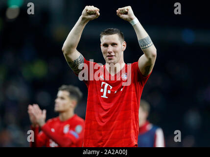 London, Großbritannien. 1. Okt, 2019. Bayern München Niklas Sule feiert Sieg nach der UEFA Champions League Gruppe B Übereinstimmung zwischen den Tottenham Hotspur und dem FC Bayern München an der Tottenham Hotspur Stadion in London, Großbritannien am Okt. 1, 2019. Bayern München gewann 7-2. Quelle: Matthew Impey/Xinhua/Alamy leben Nachrichten Stockfoto