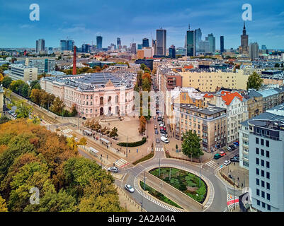 Schöne Panoramasicht Antenne drone Blick auf die Hauptgebäude der Warschauer Universität für Technologie - die historischen Gebäude auf dem Platz der Stockfoto