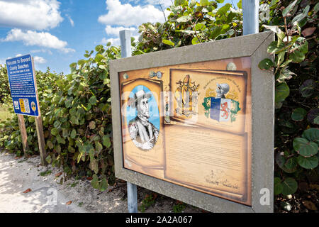 Historische Markierungen erklären, dass der Strand in diesem Park war, wo Spanische Entdecker Juan Ponce de Leon Fuß auf Florida in Melbourne Beach, Florida. Ponce de Leon landete in der Nähe von dieser Website in 1513 und behauptete Florida für das spanische Imperium. Stockfoto