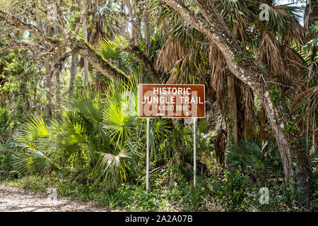 Markierung am Eingang zum historischen Jungle Trail auf Orchid Island in Vero Beach, Florida. Die acht - Meile sandigen Weg in den 1920er Jahren entlang der Ufer des Indian River führt zu Pelican Island Sanctuary, dem ersten Wildlife Refuge in die U.S. Stockfoto