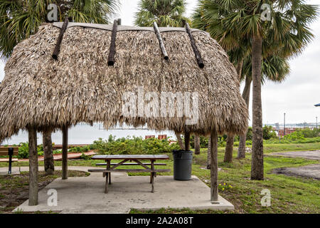 Stuart Boardwalk in Flagler Park in der historischen Innenstadt in Stuart, Florida. Der winzige Weiler wurde im Jahr 1870 gegründet und war der glücklichste Stadt am Meer in Amerika von Küste gestimmt. Stockfoto