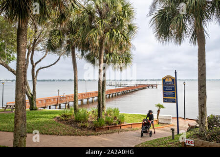 Die Stuart Boardwalk in Flagler Park in der historischen Innenstadt in Stuart, Florida. Der winzige Weiler wurde im Jahr 1870 gegründet und war der glücklichste Stadt am Meer in Amerika von Küste gestimmt. Stockfoto