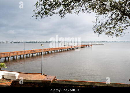 Die Stuart Boardwalk in Flagler Park in der historischen Innenstadt in Stuart, Florida. Der winzige Weiler wurde im Jahr 1870 gegründet und war der glücklichste Stadt am Meer in Amerika von Küste gestimmt. Stockfoto