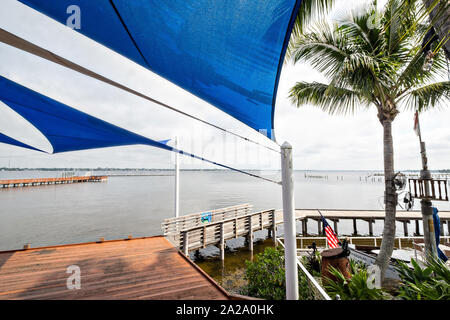 Die Stuart Boardwalk in Flagler Park in der historischen Innenstadt in Stuart, Florida. Der winzige Weiler wurde im Jahr 1870 gegründet und war der glücklichste Stadt am Meer in Amerika von Küste gestimmt. Stockfoto